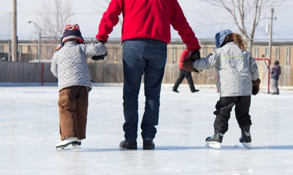 apprenez les bases du patinage arrière avec notre guide pour débutants. découvrez des astuces et techniques essentielles pour maîtriser cette compétence impressionnante sur la glace.