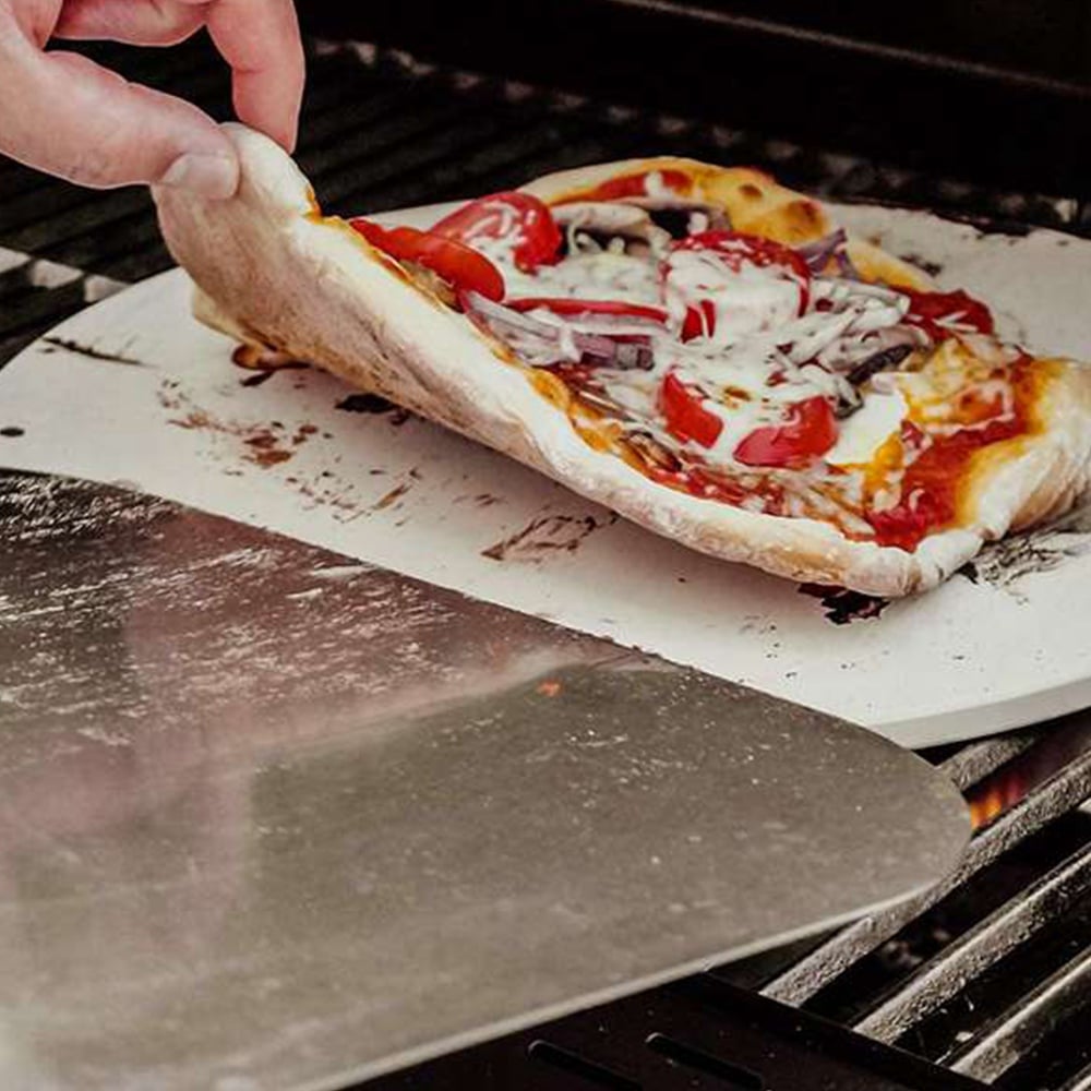 découvrez la pierre à pizza barbecue, l'outil essentiel pour cuire des pizzas savoureuses et croustillantes directement sur votre grill. transformez vos repas en plein air en un véritable festival de saveurs grâce à cette pierre de cuisson résistante, qui vous garantit des résultats professionnels. parfaite pour les amateurs de cuisine en extérieur!